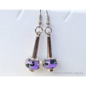 Серьги с бусинами фиолетовые с черными сердечками